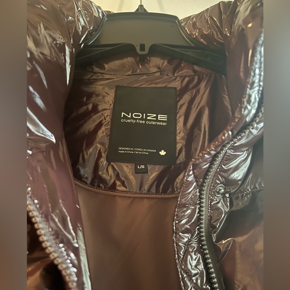NOIZE Coco Patent Cropped
Puffer Jacket size Large - Picture 3 of 9